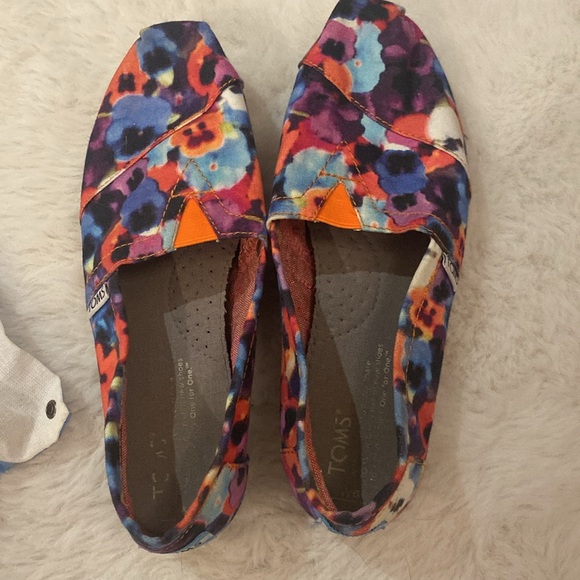 Toms Multicolor Floral Women's Flats - Size 6 - Picture 2 of 4